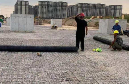 濮阳土工格栅铺设前地基要怎么处理？